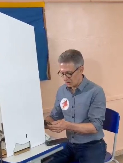 Justiça Eleitoral pede que Zema preste esclarecimentos à polícia por celular durante votação