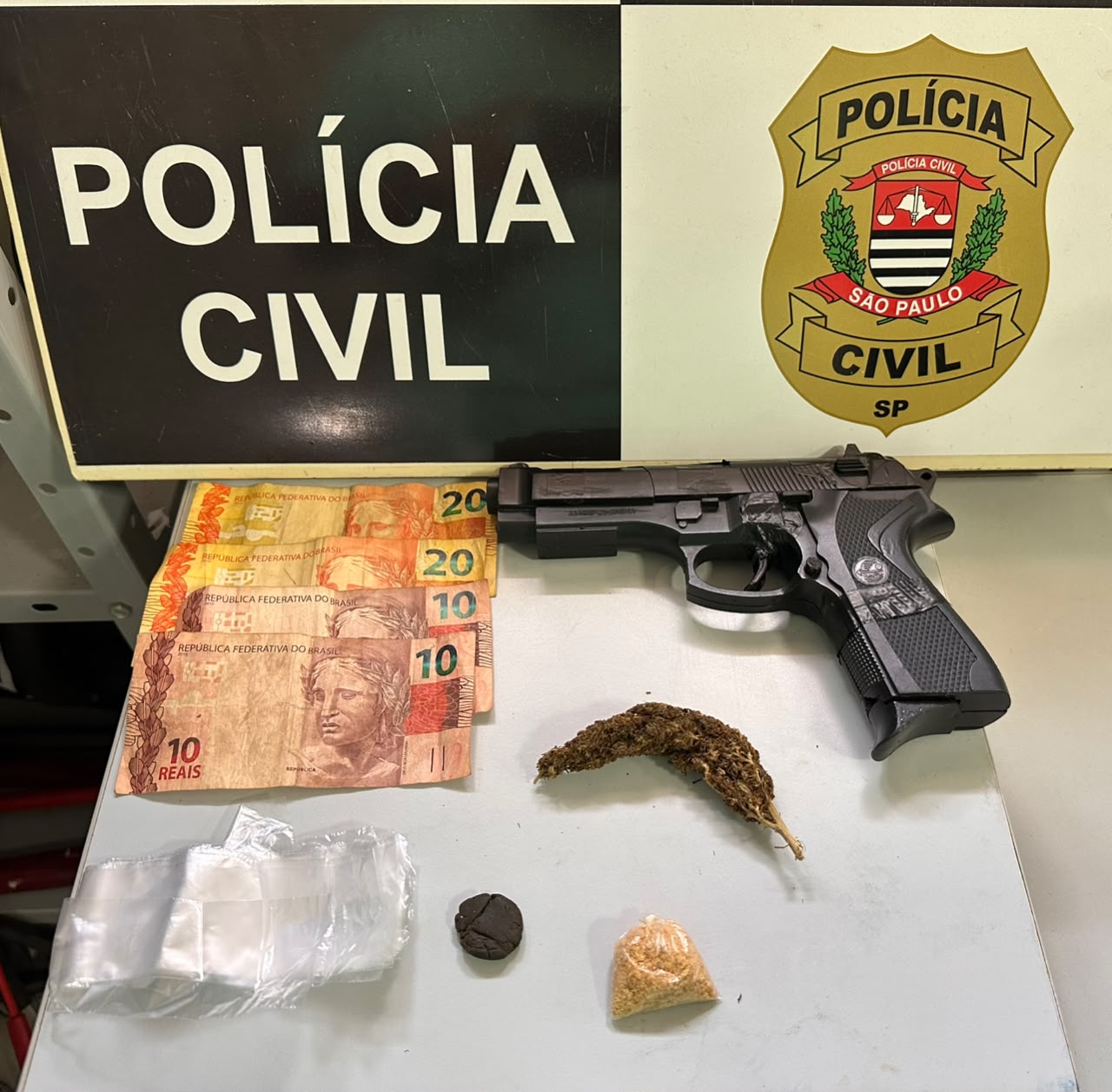 Polícia apreende dois adolescentes suspeitos de tráfico de drogas