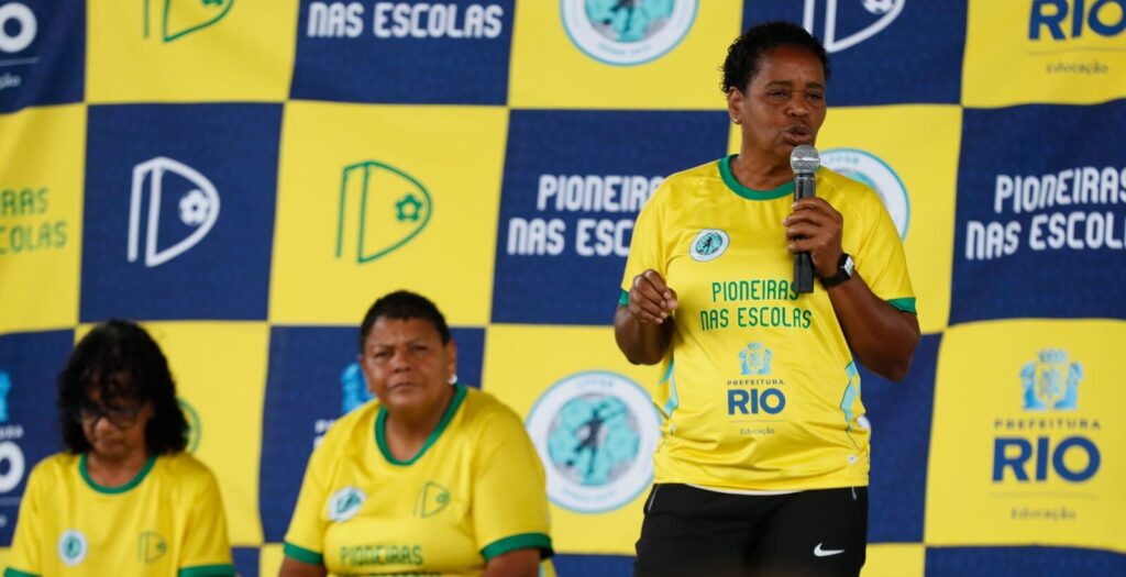 As jogadoras fazem parte do projeto Pioneiras nas Escolas. Da esquerda para a direita: Danda, Fanta e Fia (em pé)