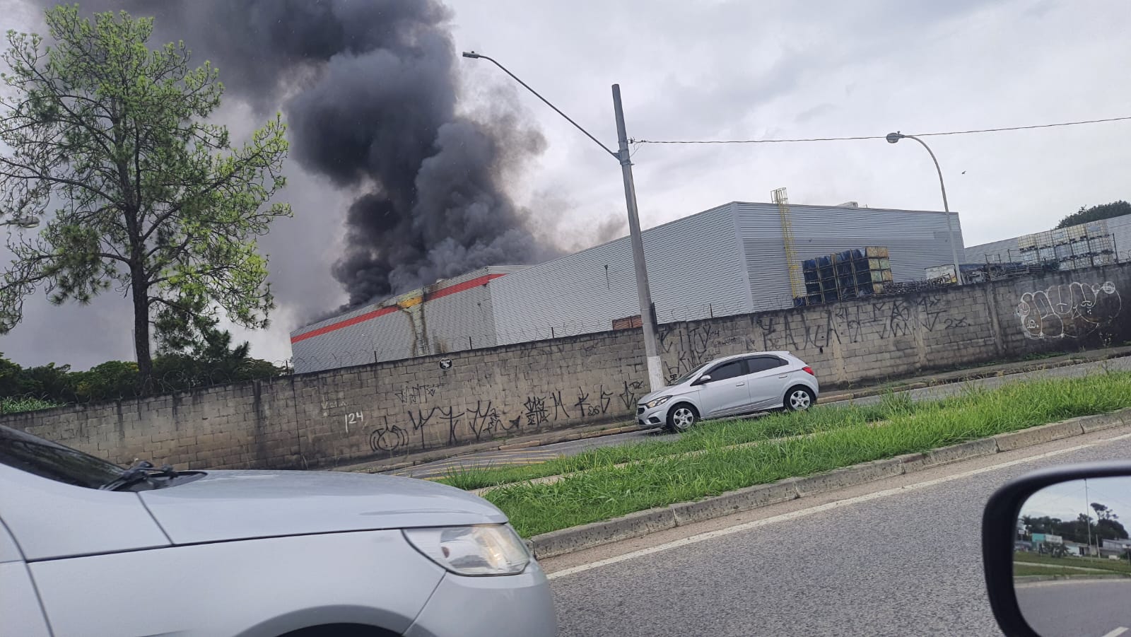Fábrica em Jacareí registra incêndio nesta sexta-feira (23)