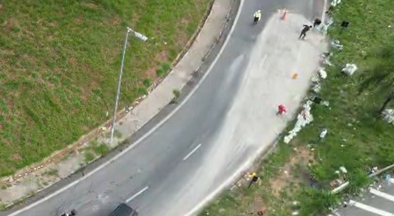 Carga de cimento cai na avenida Cristiano Machado em Belo Horizonte
