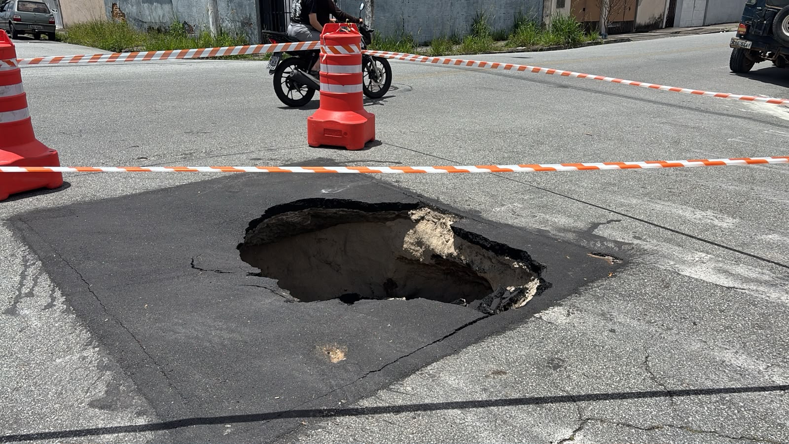 Buraco se abre em avenida de Taubaté e Prefeitura e Sabesp apuram causas
