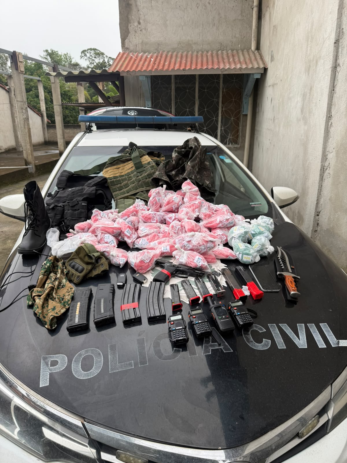 Polícia Civil faz apreensão em base de grupo criminoso em Volta Redonda