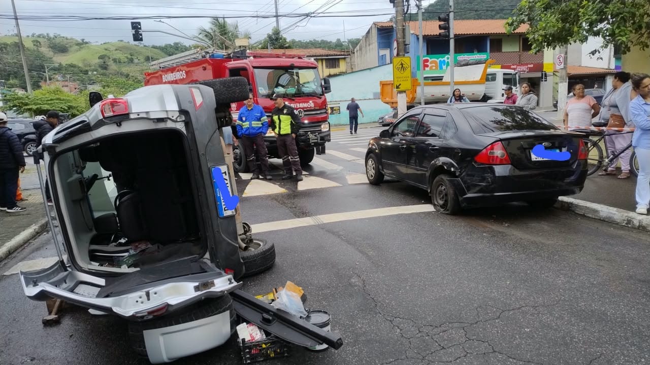 Carro capota após colisão em São Sebastião