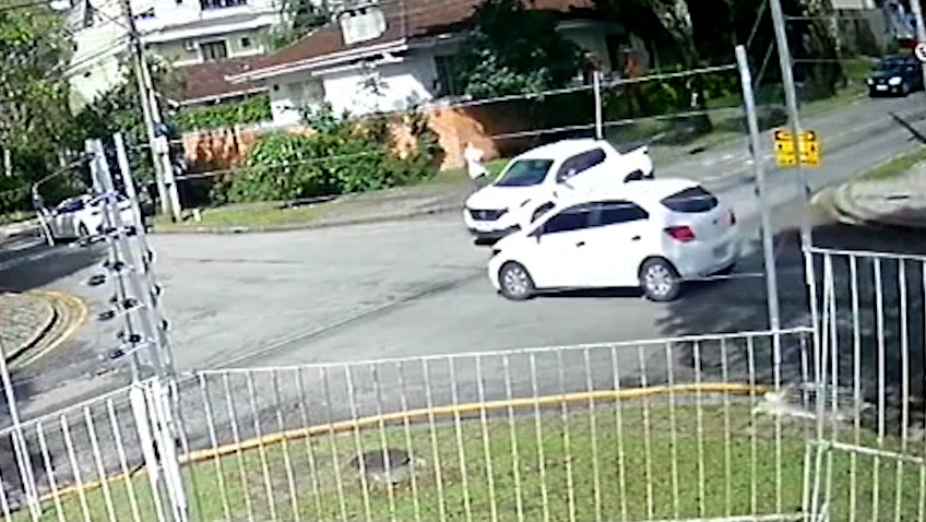 Curitiba: picape fura preferencial, bate em carro e veículo sobe na calçada