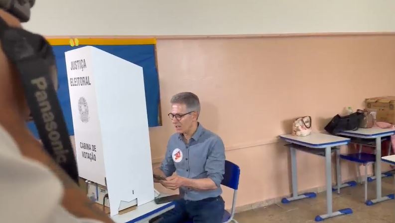 Em Minas, Zema vota com o celular na mão; TRE diz que apura