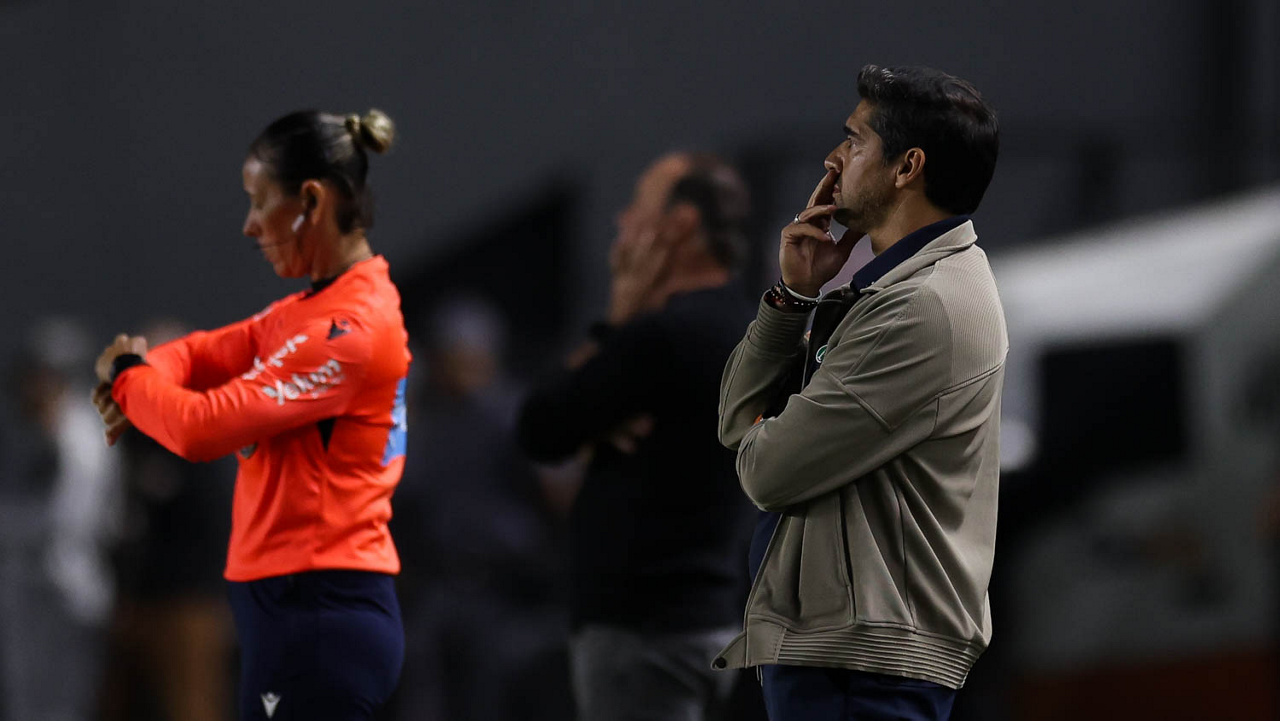Abel desabafa sobre gramado, pede união de times e cutuca Seleção