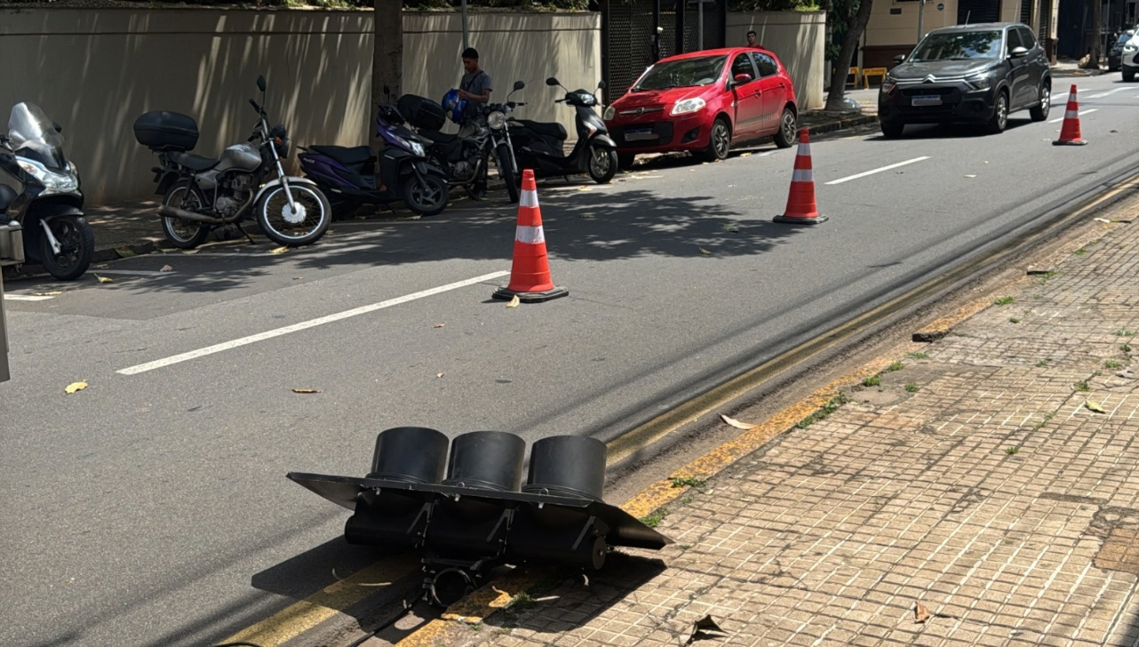 Caminhão arrasta fiação e derruba semáforos no centro de Piracicaba