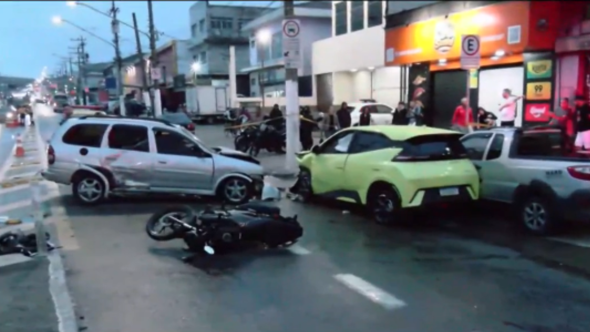 Motorista embriagado bate em três carros e uma moto e é preso em SP