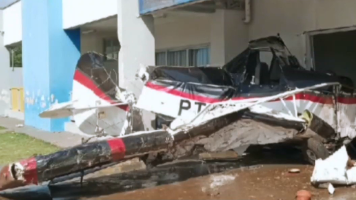 Avião de pequeno porte cai em creche em MT; piloto fica ferido
