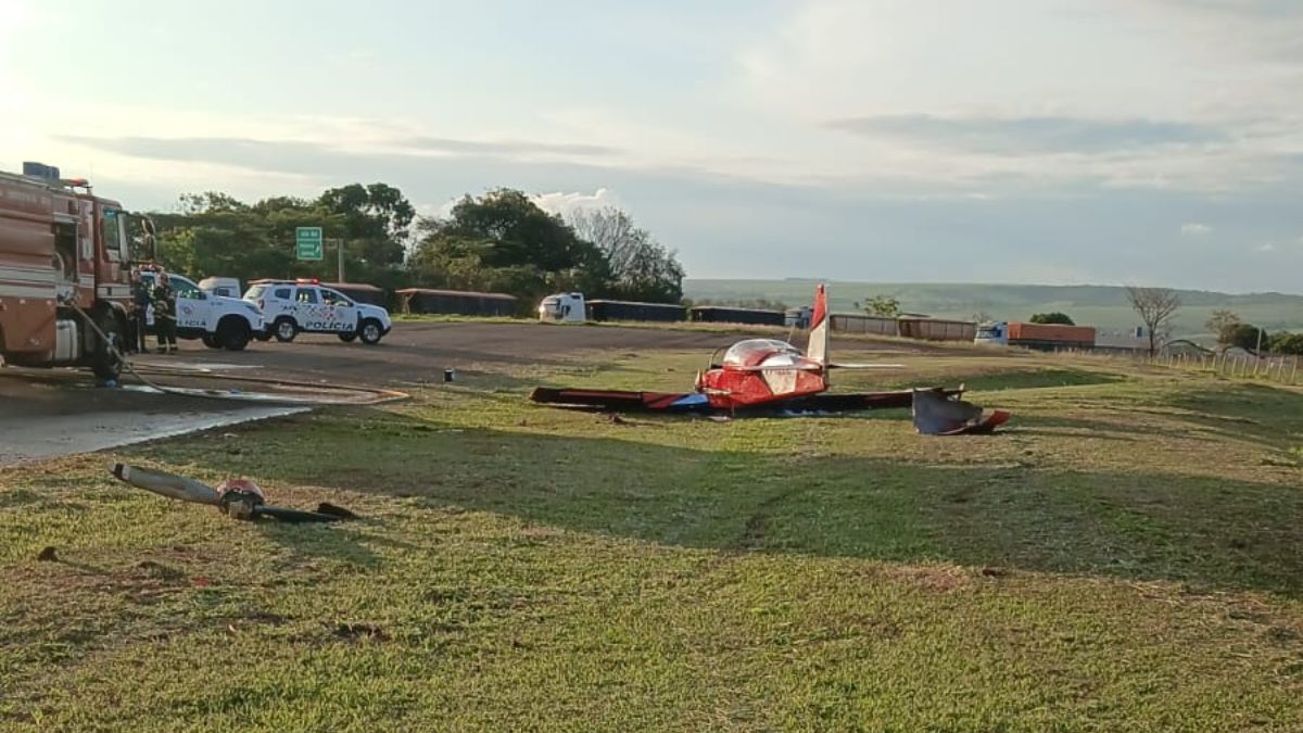 Avião de pequeno porte cai e mata duas pessoas no interior de SP