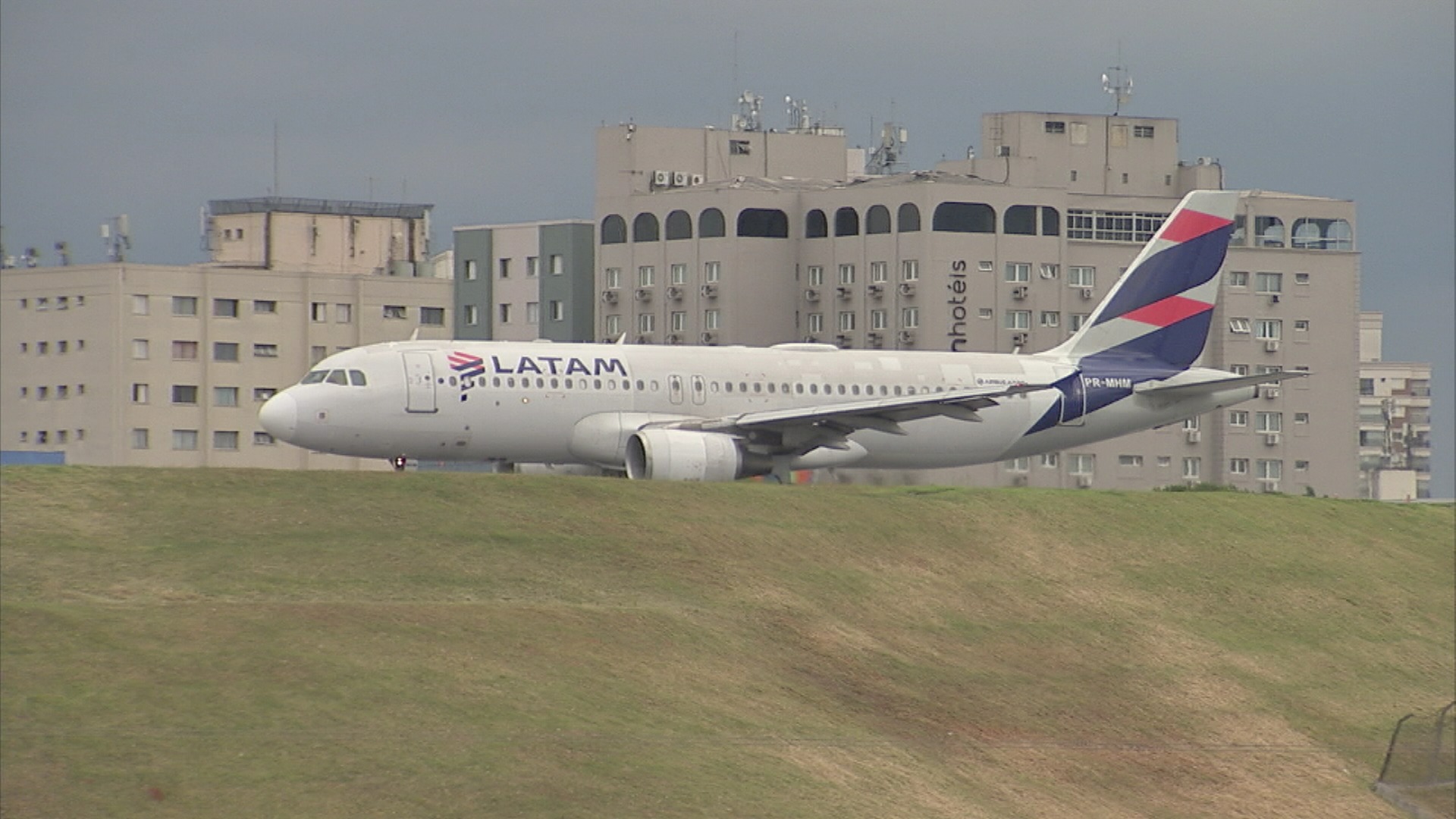 Avião declara emergência e pousa em aeroporto de Porto Alegre (RS)