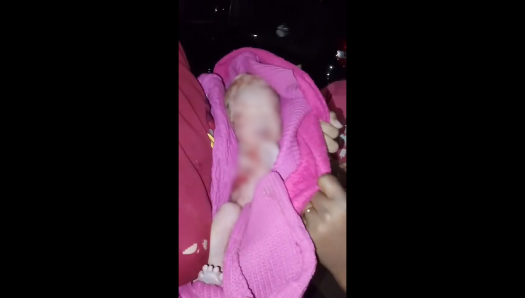 O bebê foi encontrado com vida