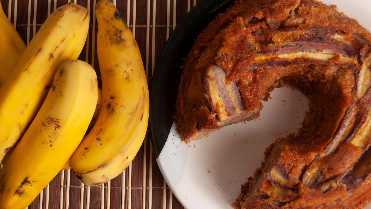 Aprenda o bolo para salvar as bananas maduras de um jeito fácil