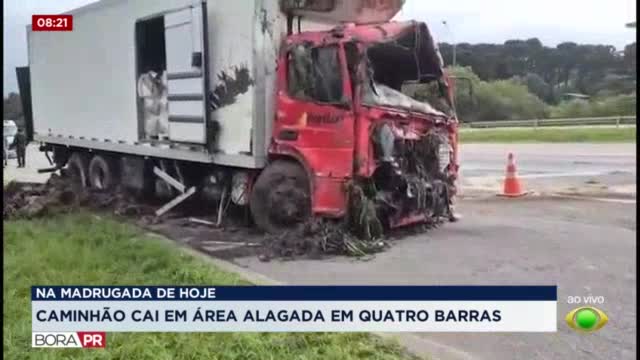 Caminhão cai em área alagada na BR-116 em Quatro Barras; motorista morre