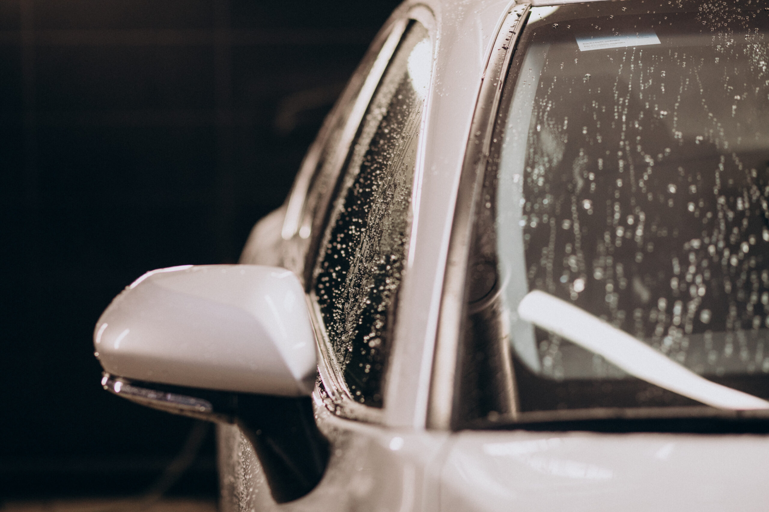 Lavou o carro e choveu? Garantia prevê ducha grátis em rede de lava-jatos