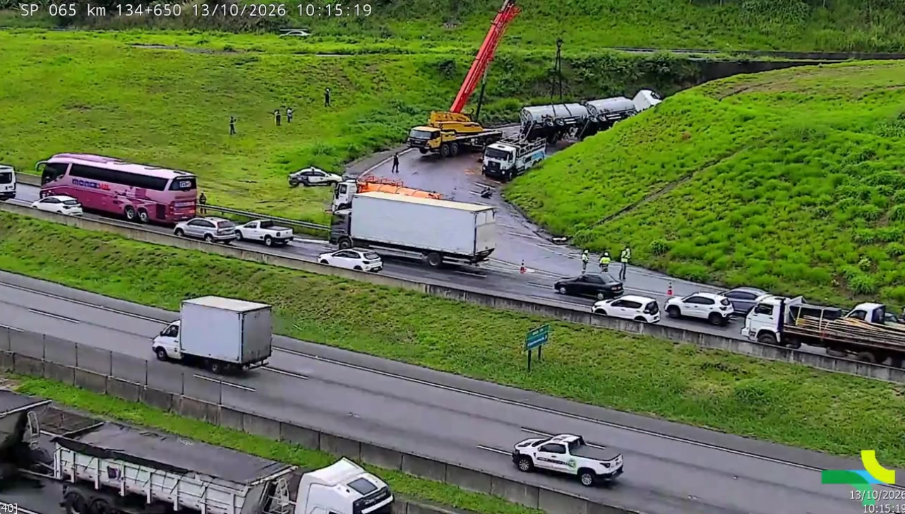 Guindaste destomba caminhão na D. Pedro I; Cetesb avalia risco ambiental