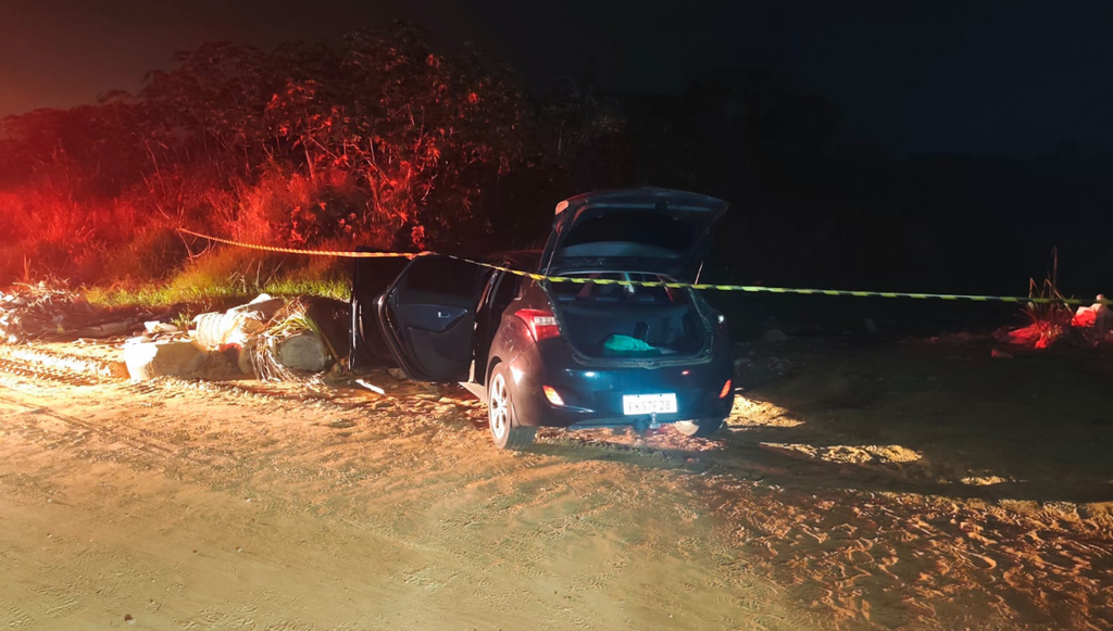 Outros suspeitos fugiram após carro roubado bater em entulho
