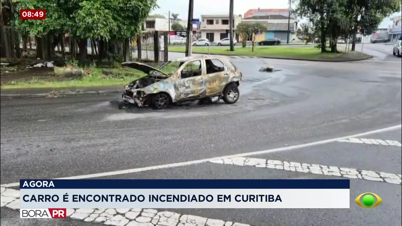 Carro é encontrado incendiado e sem placas no Novo Mundo, em Curitiba