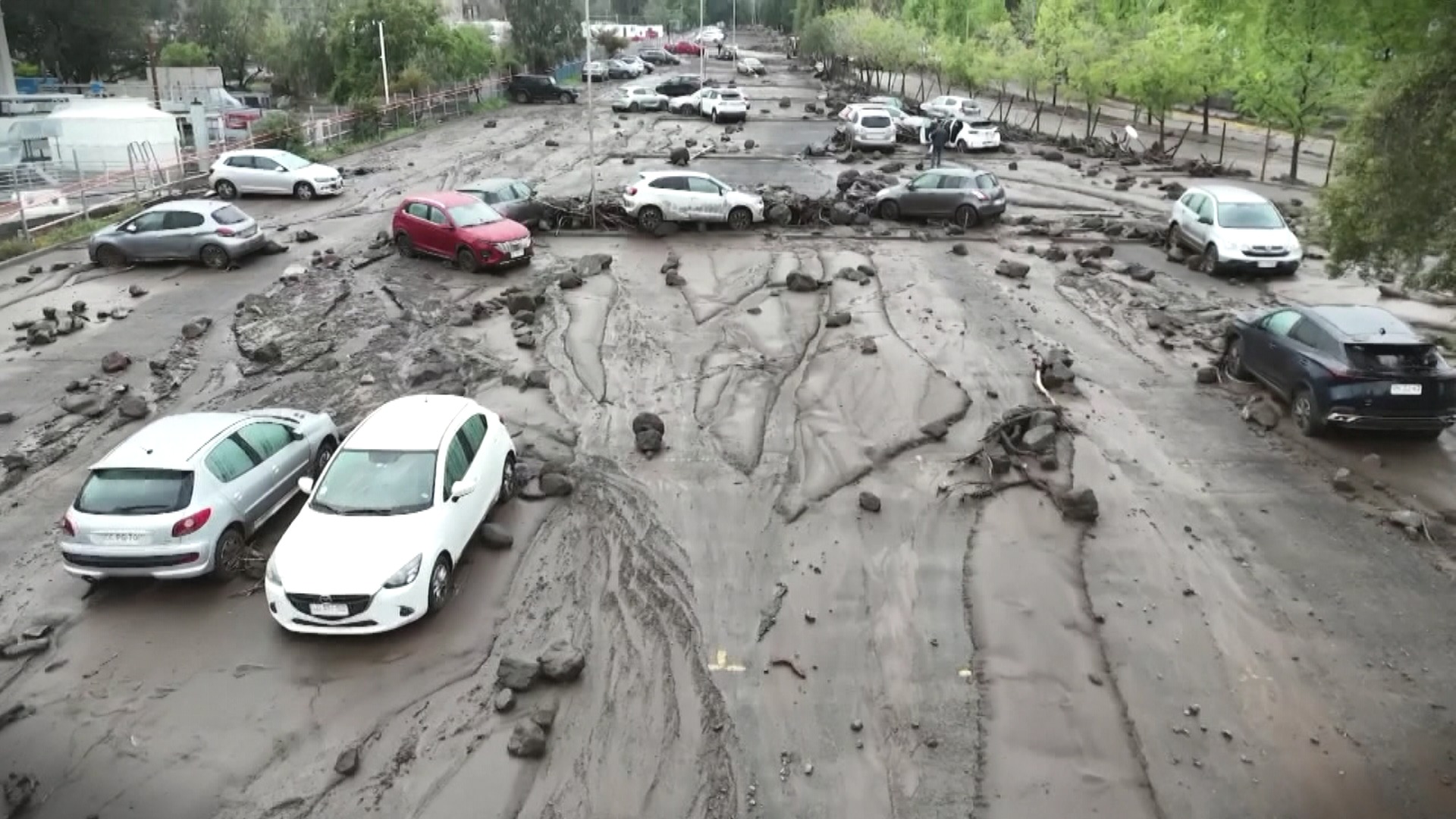 Temporal arrasta carros e deixa feridos em Santiago, no Chile