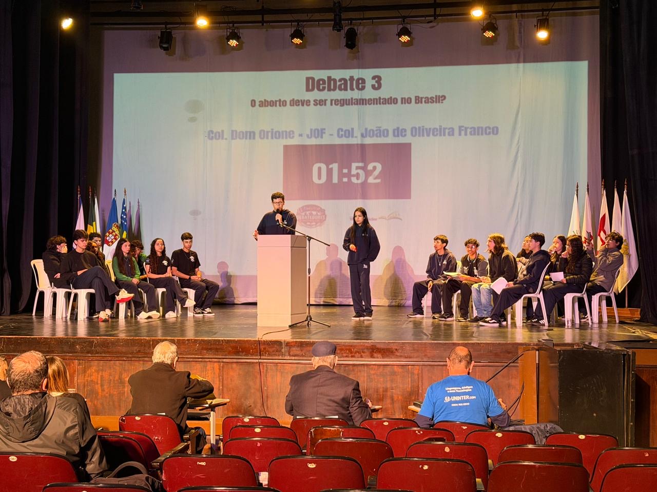 Alunos de Curitiba treinam redação do Enem com debates na escola