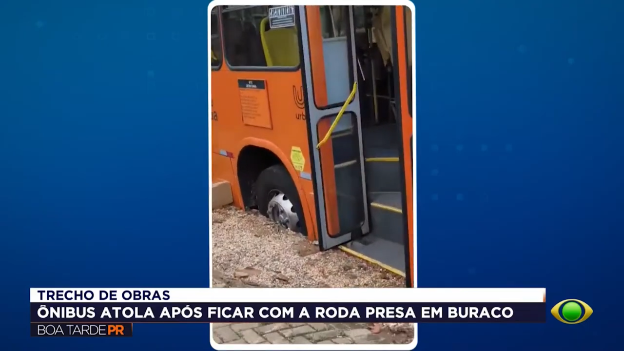 Ônibus fica preso em buraco em trecho de obras no Santo Inácio, em Curitiba