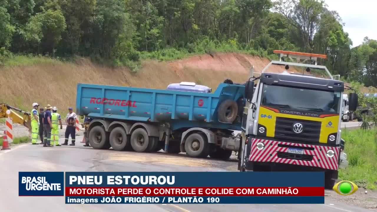 Caminhão tomba após batida no Contorno Norte, em Almirante Tamandaré