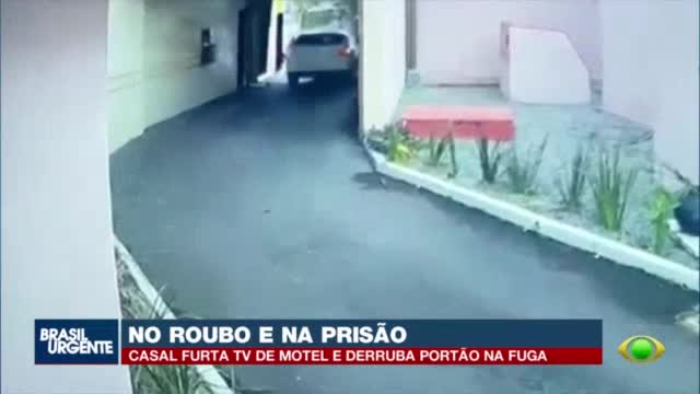 Casal furta TV de motel, derruba portão na fuga e é preso em Curitiba