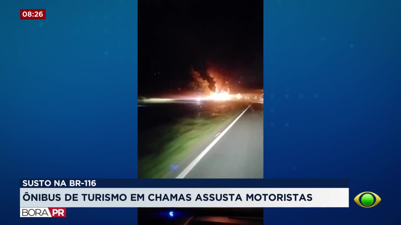 Ônibus com 18 passageiros pega fogo na BR-116 em Campina Grande do Sul