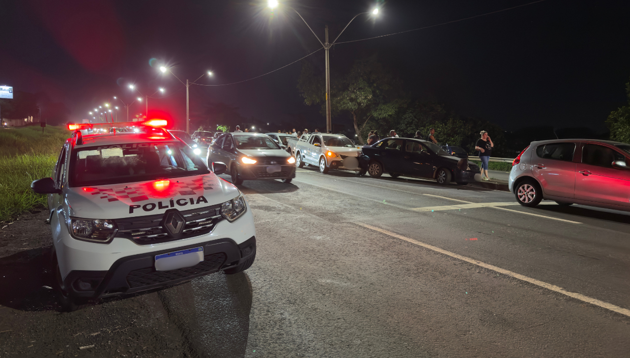Engavetamento com sete veículos trava SP-304 em Piracicaba