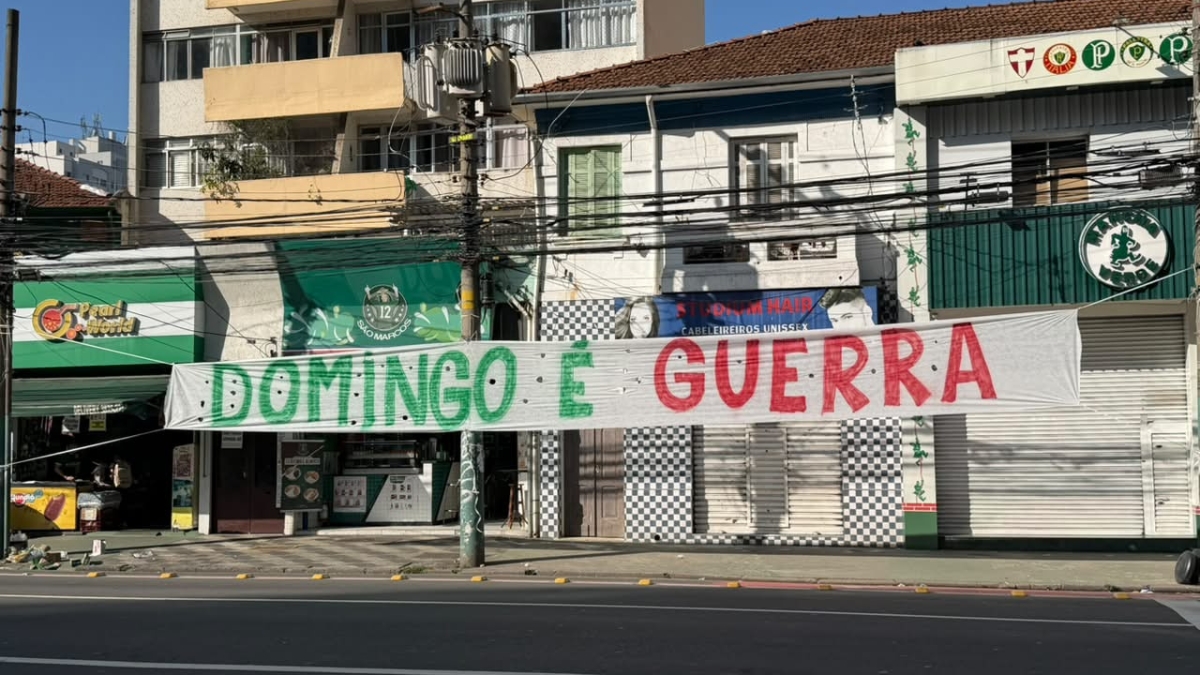 Com faixa, torcida do Palmeiras cobra vitória sobre o Corinthians