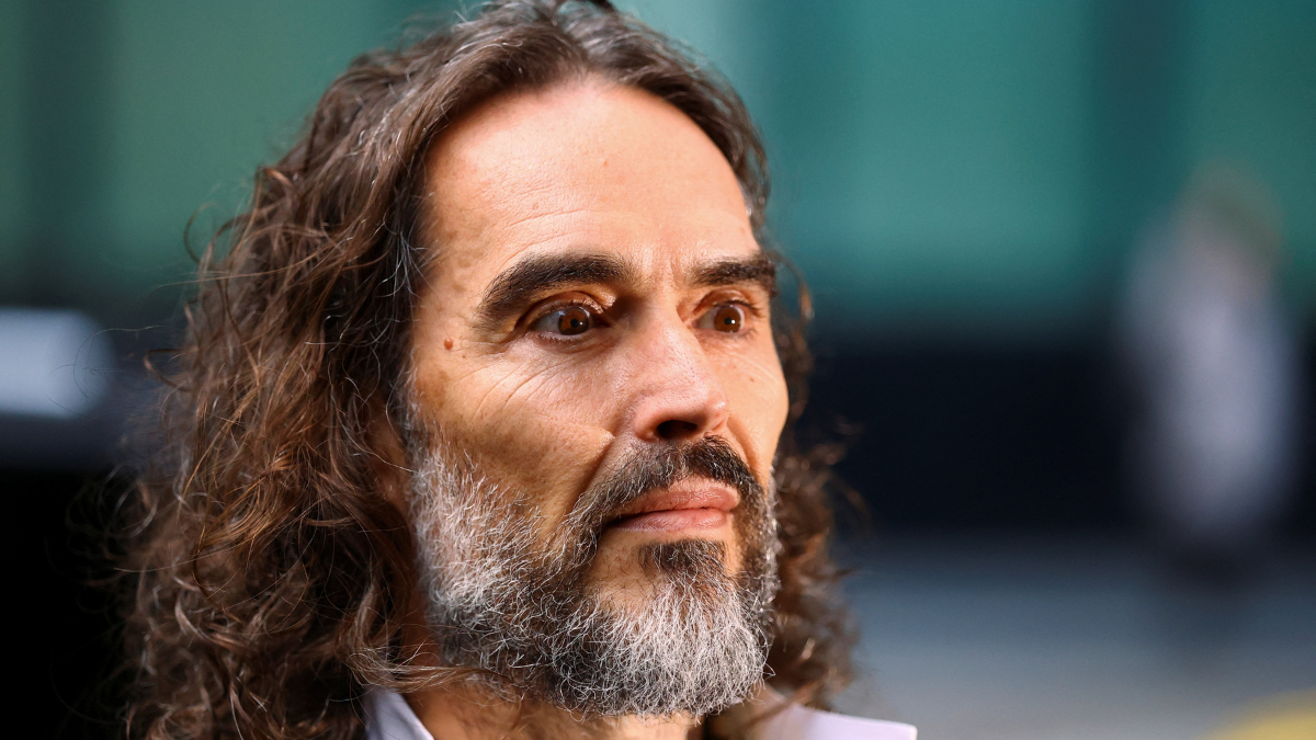 Russell Brand vai a julgamento em Londres por estupro e abuso sexual