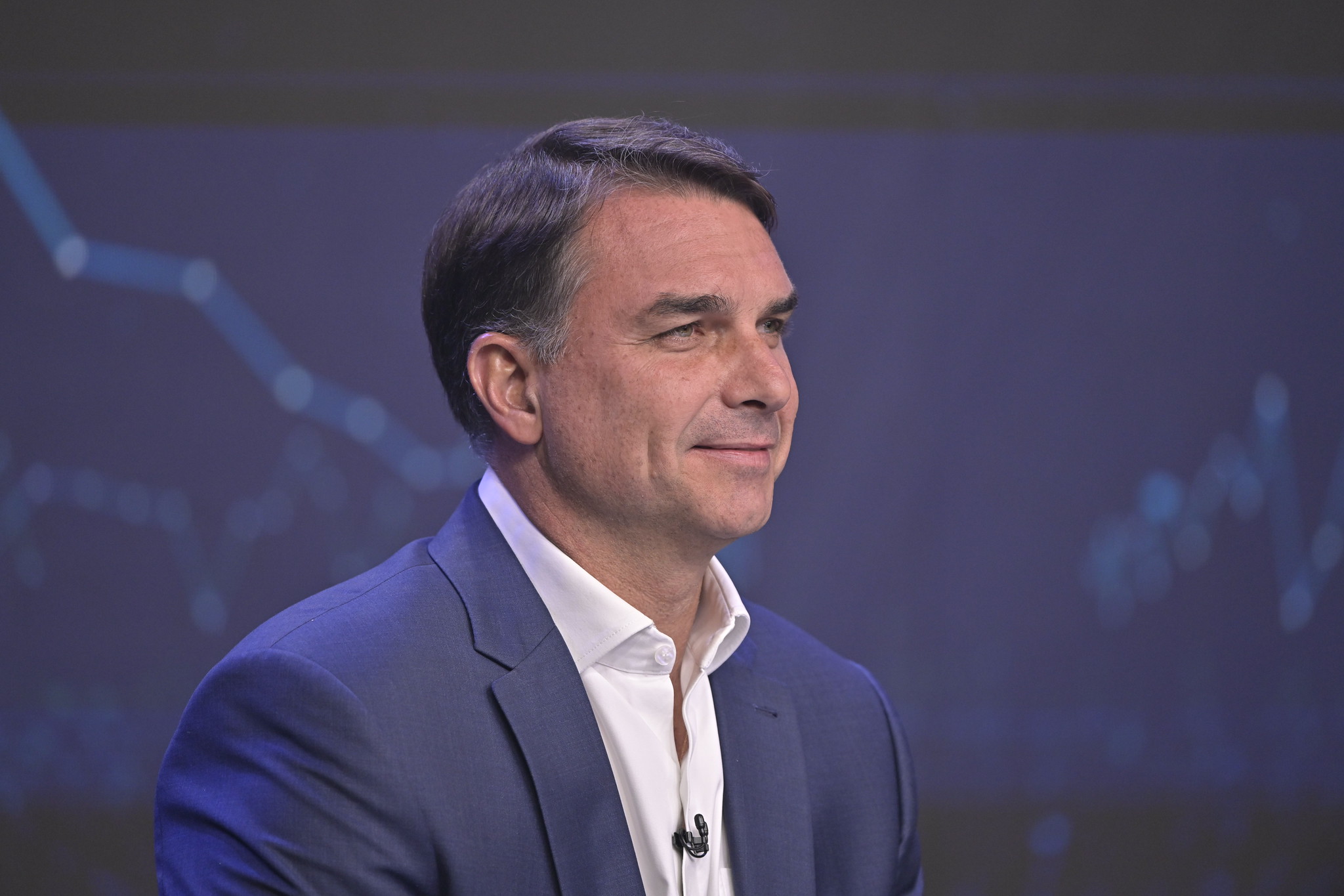 Flávio Bolsonaro no estúdio do debate presidencial da Band, em 18 de outubro de 2026.