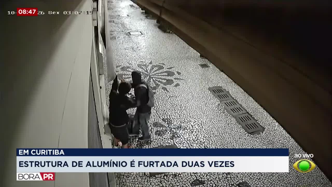 Dupla é presa após furtar toldo de comércio na Rua XV, em Curitiba