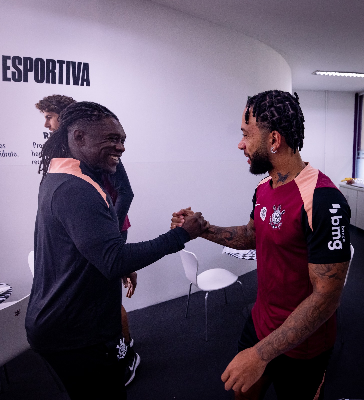 Encontro com Memphis e programação: primeiro dia de Seedorf no Corinthians