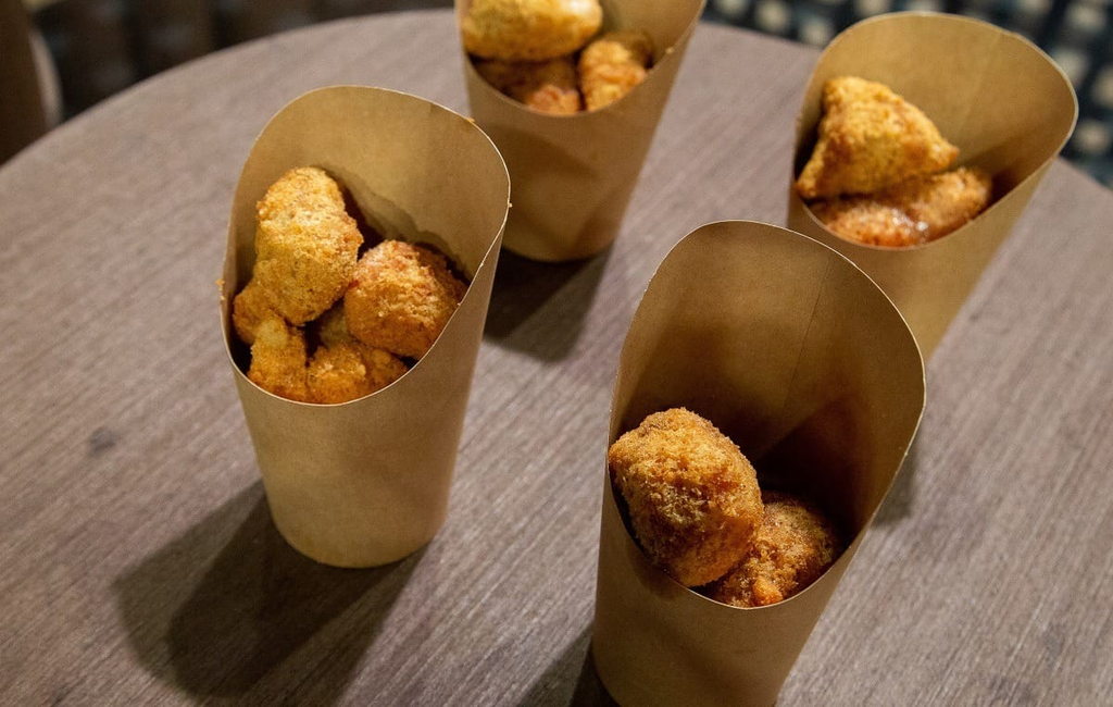 Receita de pipoca de frango, feita pelo trio André, Teresa e Guilherme, na prova de finger foods do 2º episódio de MasterChef Brasil 2025. (Foto:Melissa Haidar/Band)
