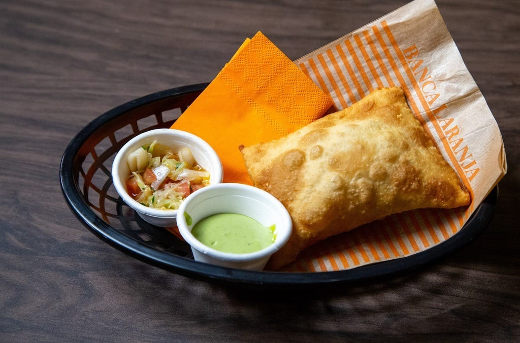 Receita de pastel de carne de panela com queijo, maionese de ervas e cebola caramelizada, feita pelo Time Laranja, no 3º episódio de MasterChef Brasil 2025. (Foto: Alessandra Gerzoschkowitz/Band)
