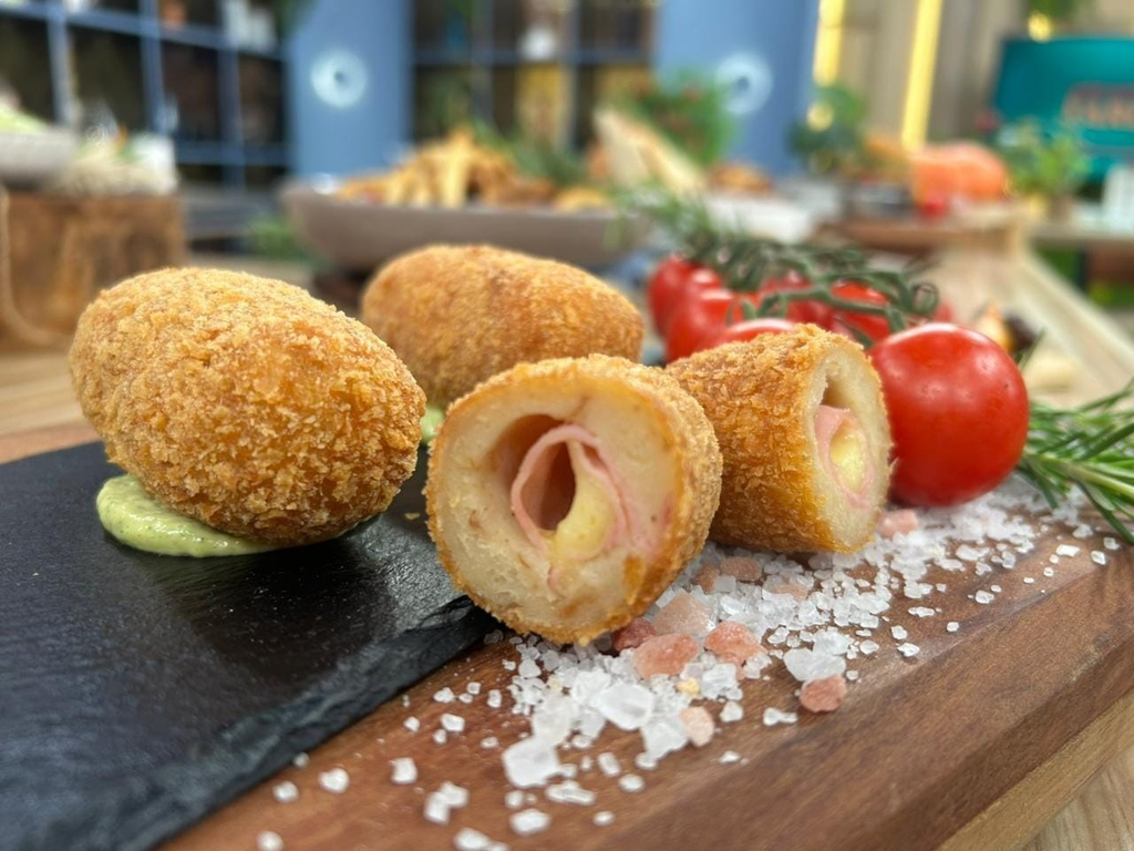 Receita de croquete de misto quente, feito pelo chef Bruno Hashimoto, no programa Melhor da Tarde (Reprodução/Melhor da Tarde/Band)