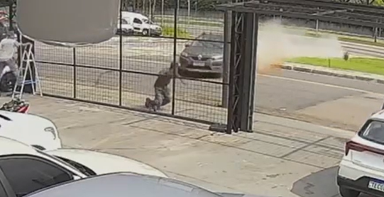 Pintor escapa de ser atropelado após carro perder controle em SJC