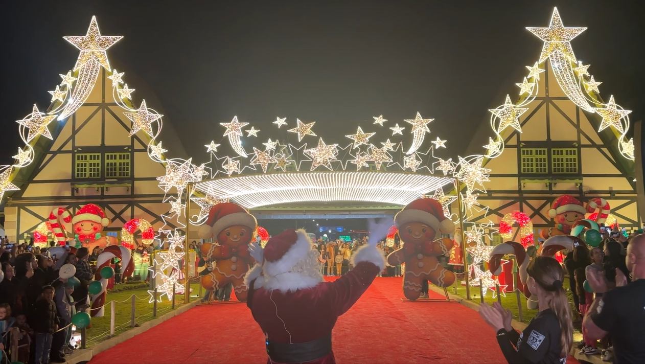 Já é Natal: Campos do Jordão inaugura decoração em noite iluminada