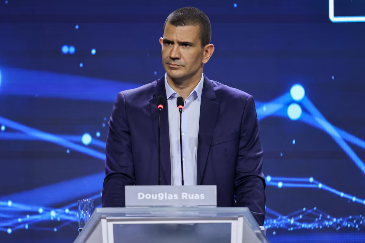 Douglas Ruas se declara eleito no 1º turno e engata campanha por Flávio