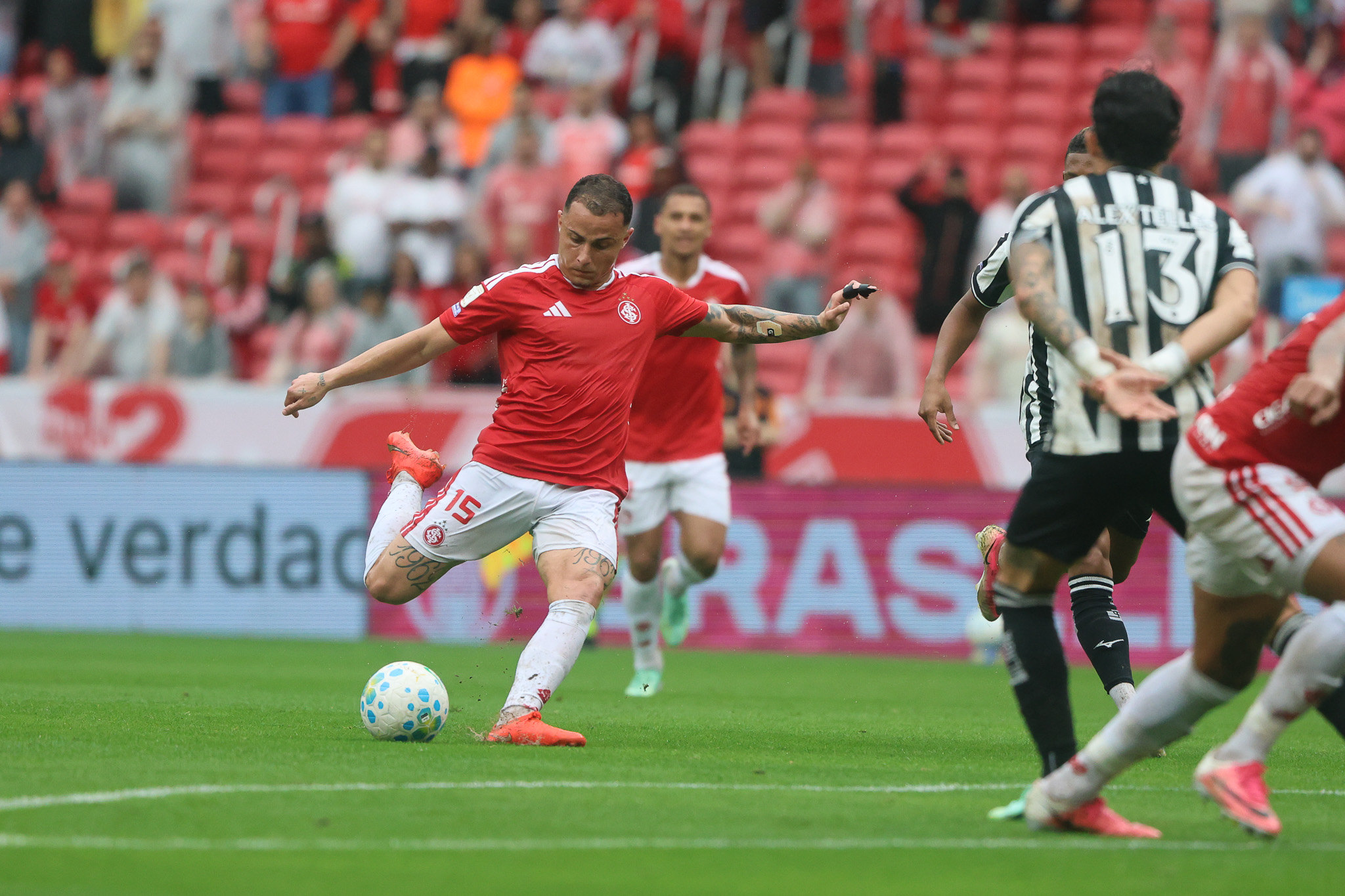 Internacional tenta sair do Z4 contra Botafogo; ouça ao vivo na RB
