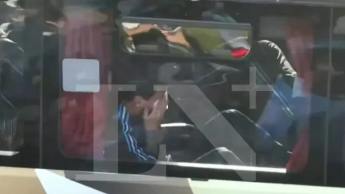 Messi chora no ônibus antes de jogo de despedida