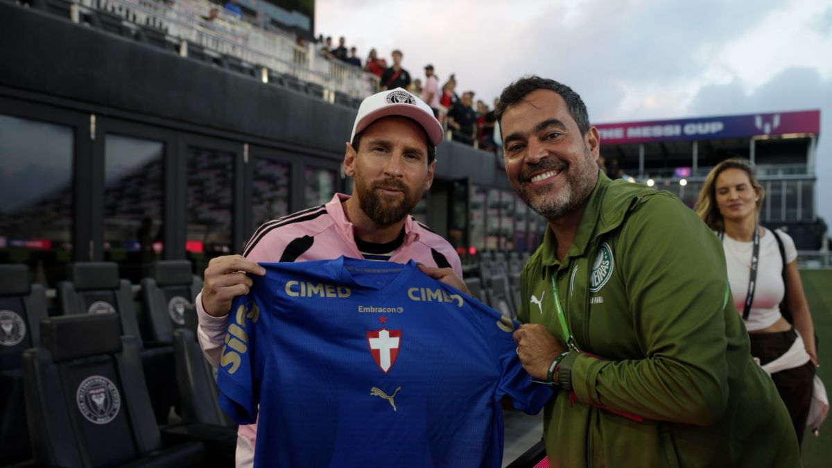 Messi tira foto segurando camisa do Palmeiras