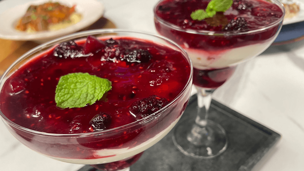 Faça mousse de chocolate com calda de frutas vermelhas pro Halloween