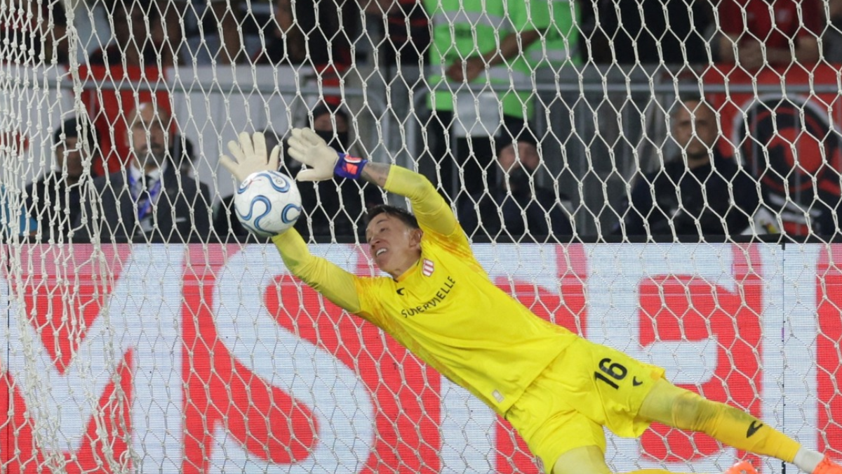 Muslera supera drama e elimina o Flamengo: "Futebol te dá outra chance"