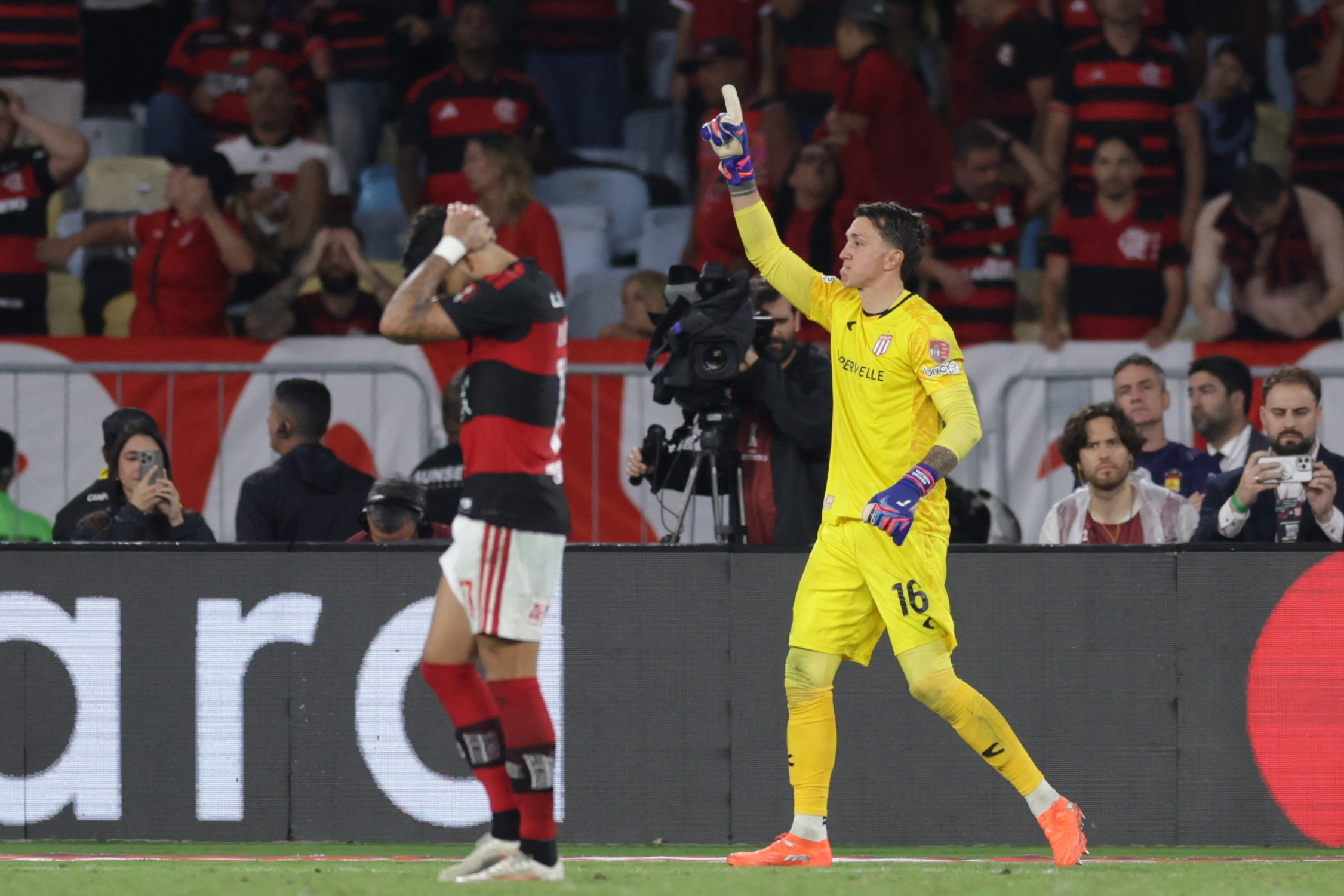 Goleiro que eliminou o Flamengo tinha passado vexame na Copa; relembre