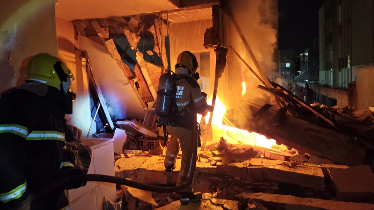 Homem morre carbonizado após gás de cozinha explodir e incendiar casa