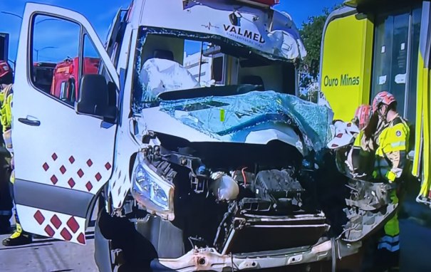 Ambulância bate em traseira de Move e motorista fica preso às ferragens
