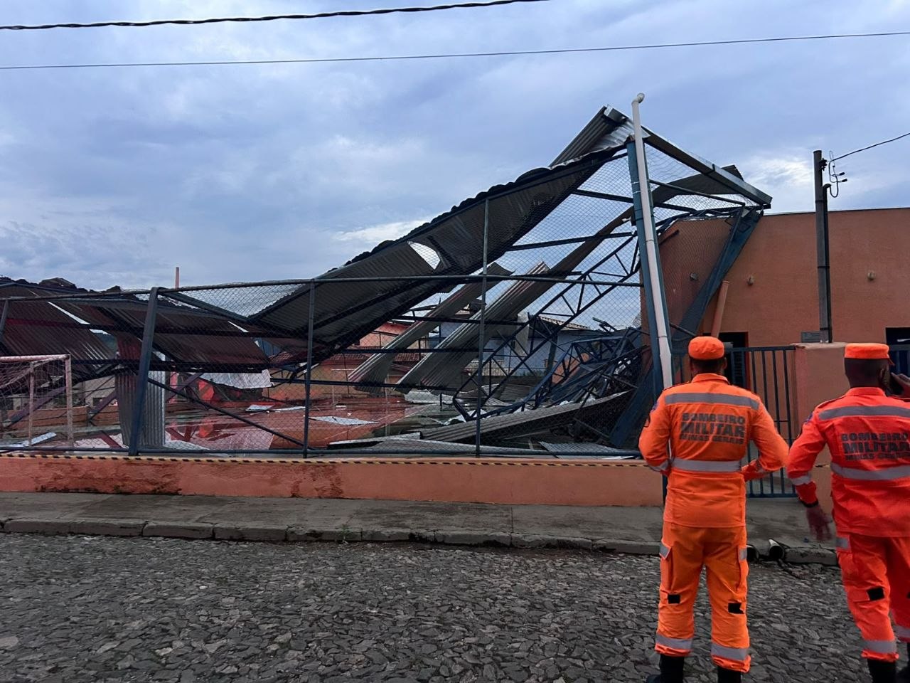 Teto de quadra desaba e atinge casas próximas